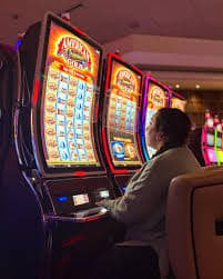 Pengguna mobile dengan privasi terlindungi saat memakai layanan mpocasino